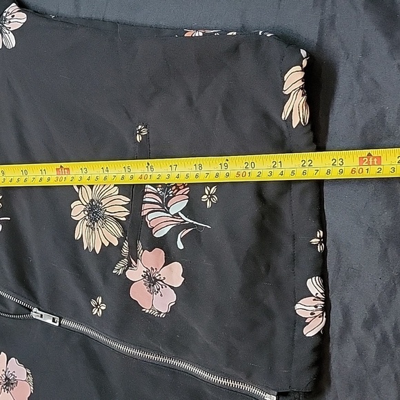 Who What Wear Deep  Black Pink Floral Zip Up Crop Jacket Size Large - Picture 9 of 9
